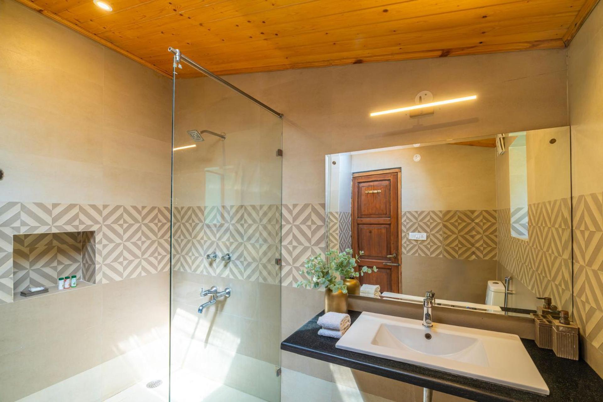 Stayvista At Paris Villa With Pvt Pool & Valley View Kasauli Extérieur photo