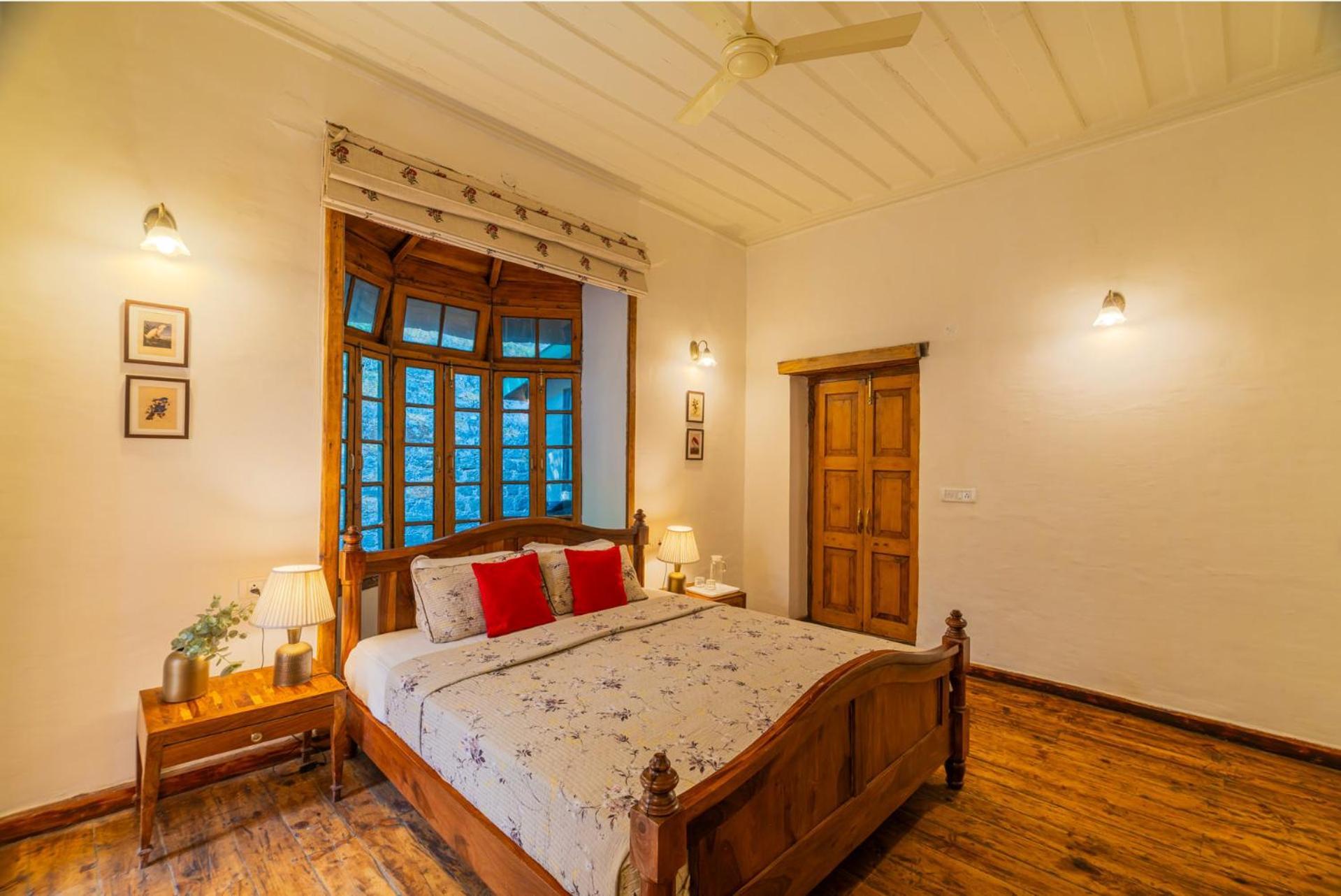 Stayvista At Paris Villa With Pvt Pool & Valley View Kasauli Extérieur photo