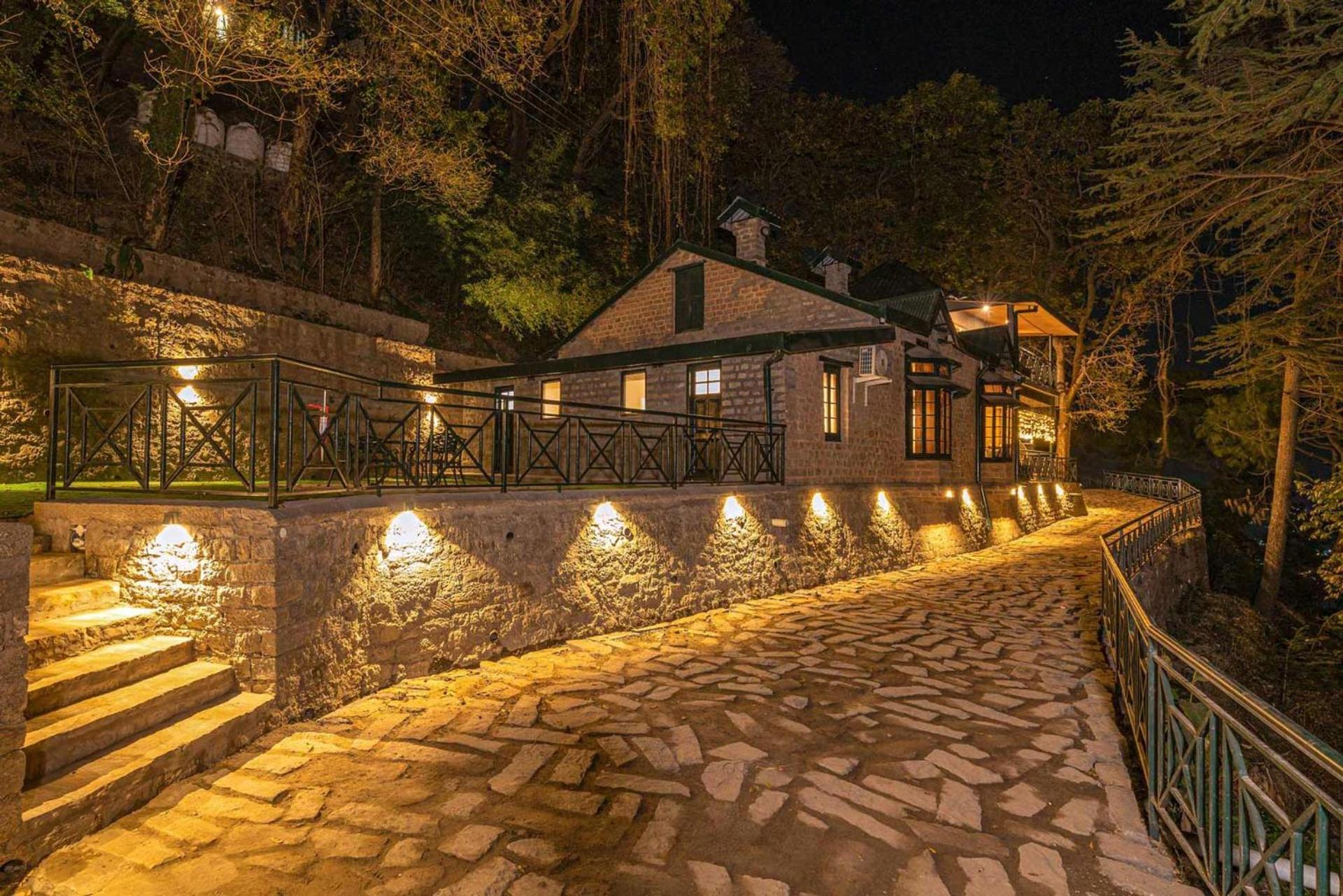 Stayvista At Paris Villa With Pvt Pool & Valley View Kasauli Extérieur photo